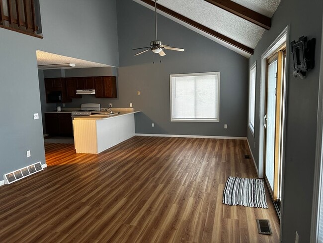 Building Photo - 3 Bed 2 Bath Home w/wo Garage 1 pet under 30 lbs. with pet fee