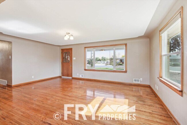Building Photo - Brick Ranch Home Near Olde Town