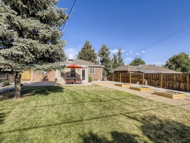Building Photo - 2450 Poplar St