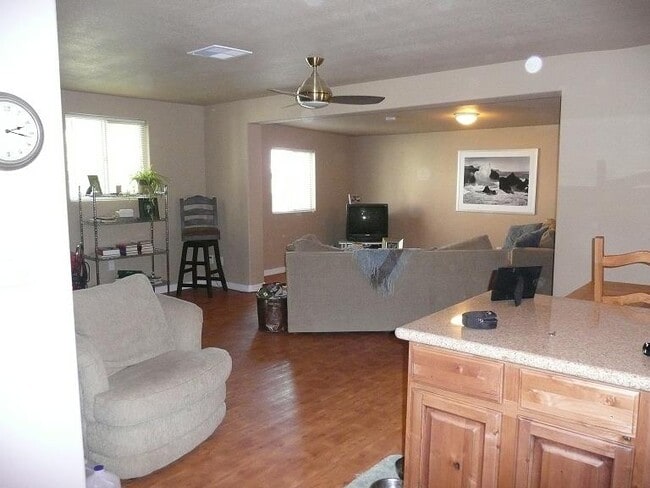 Building Photo - 1017 E Roma Ave