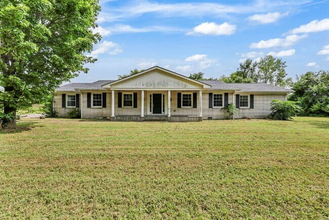 Foto del edificio - spacious 4-bedroom, 2.5-bath home featuring a 2-car garage and fresh updates throughout.