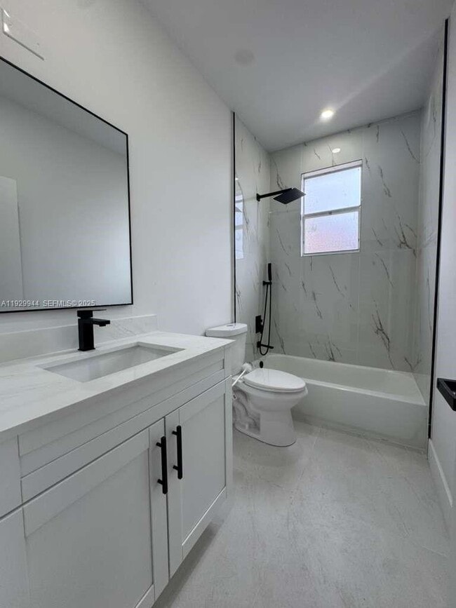 Building Photo - 2425 SW 6th St