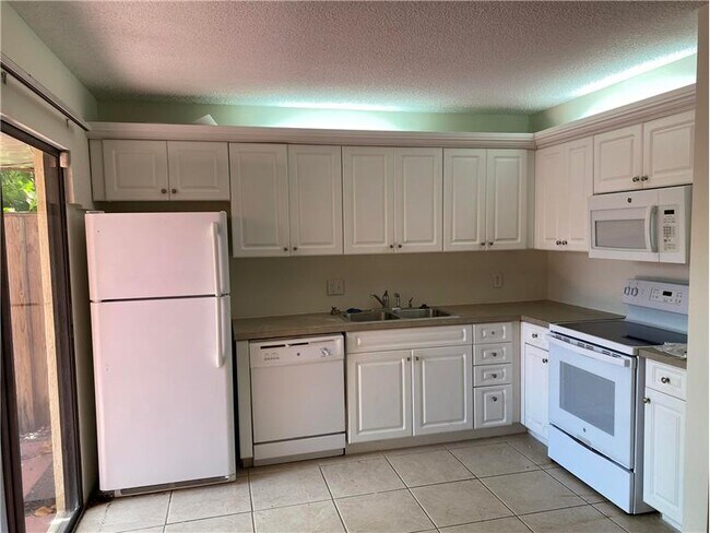 Foto del edificio - 3345 Meridian Way N