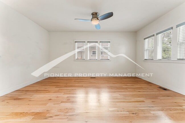 Building Photo - Beautiful Home With Central A/C, Enclosed ...