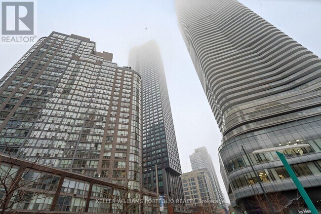 Photo du bâtiment - 8 Wellesley St W