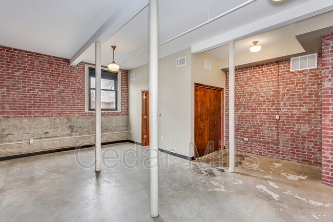 Foto del edificio - 3003 E Kellogg Dr S