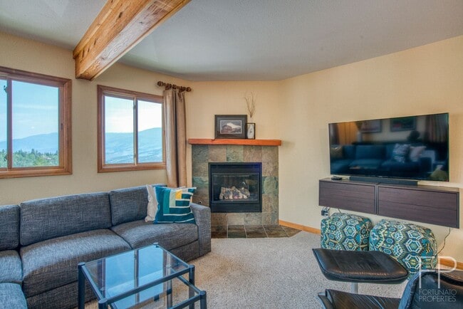 Building Photo - Top Floor and Updated Home with Great View...