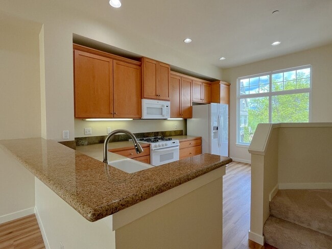 Building Photo - 2 Bed / 2.5 Bath Issaquah Highlands Townho...