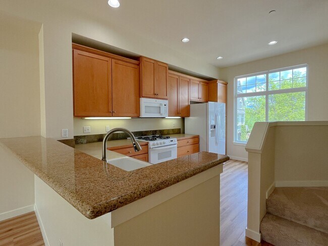 Building Photo - Huge, Updated 2 bed 2.5 bath Issaquah High...