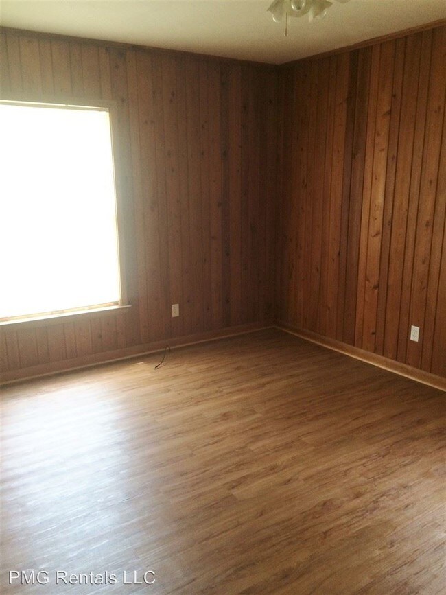 Building Photo - 3 br, 2 bath Room For Rent - 205 Faculty Blvd