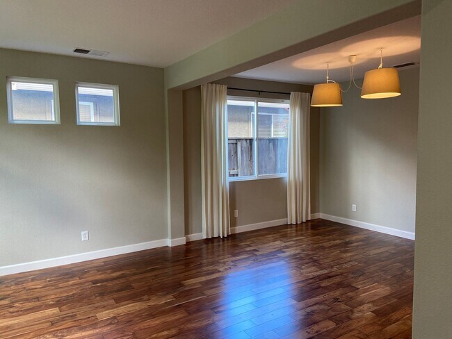 Foto del edificio - Parkway Beauty - 4 Bdrm, 2.5 Bath
