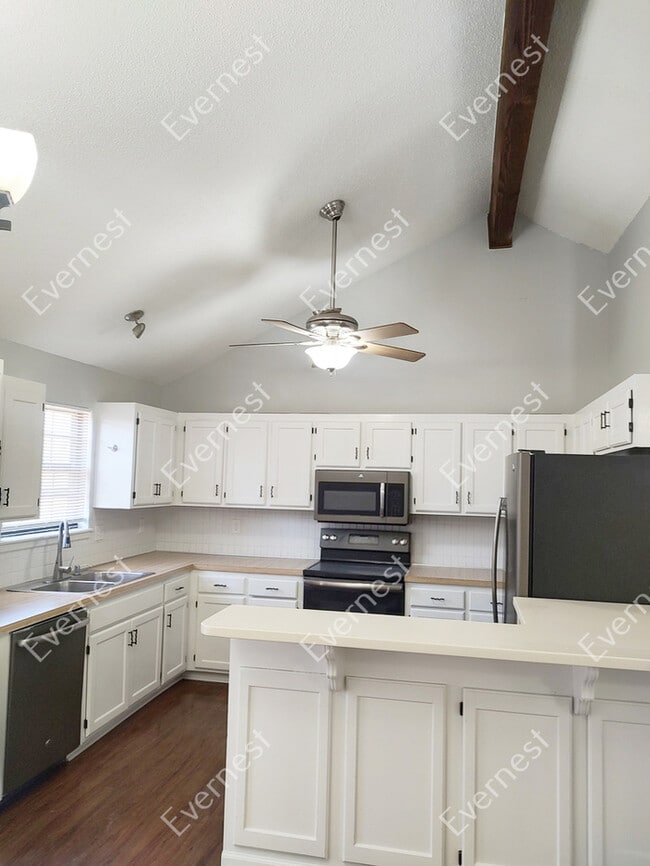 Foto del edificio - 3 Bed & 2.5 Bath House in Olathe / Pet-Fri...