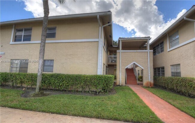 Building Photo - 10116 Twin Lakes Dr