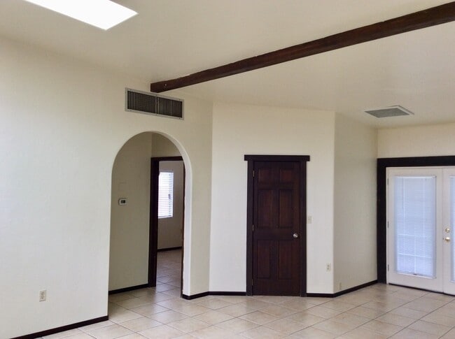 Foto del edificio - 2 Bdrm/1Ba Duplex, A/C, washer & dryer Centrally located