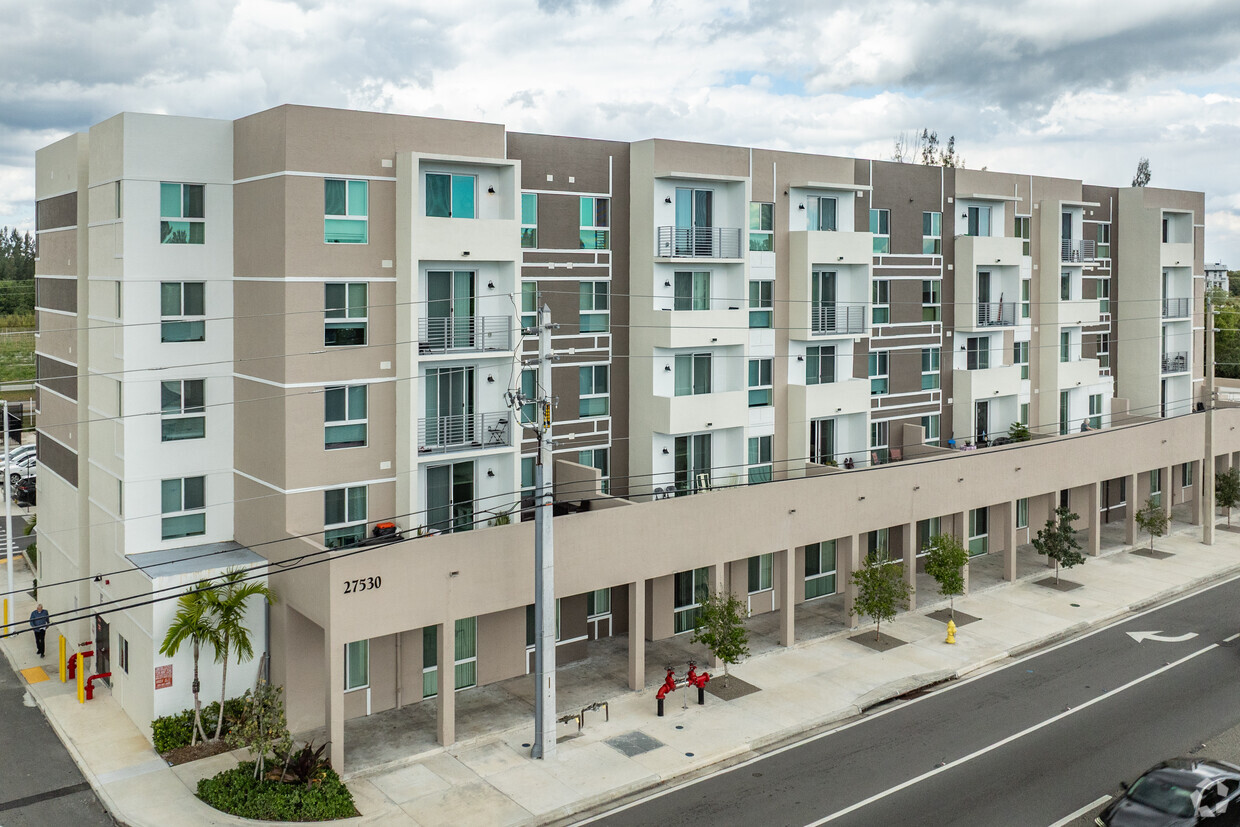 Primary Photo - Residences at Naranja Lakes