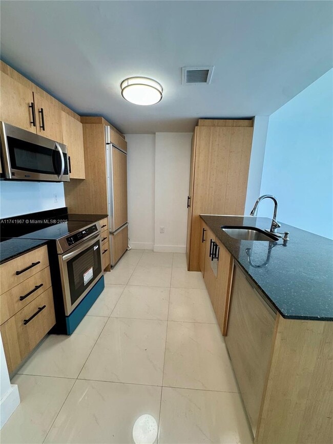 Building Photo - 10275 Collins Ave