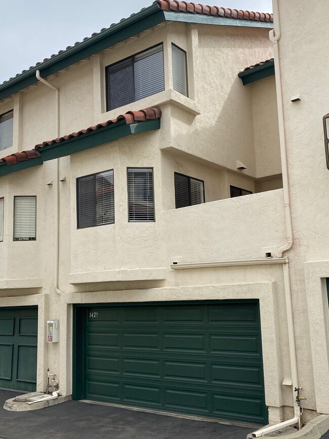 Building Photo - Large Eucalyptus Ridge 2 Bed/2.5 Bathroom ...