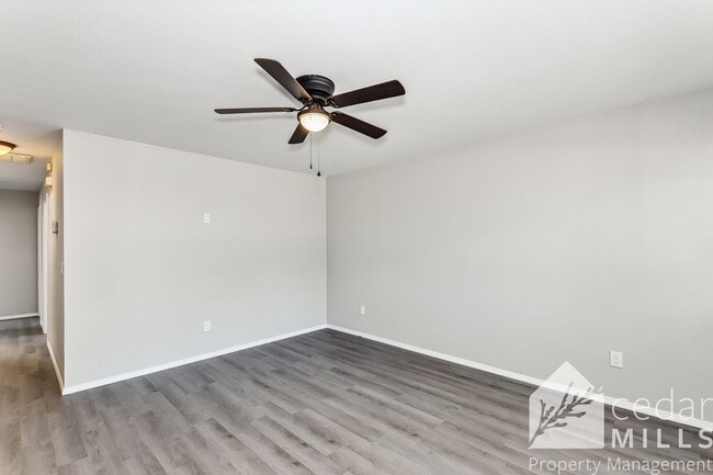 Foto del edificio - 3 Bedroom with Den and 2 Car Garage!