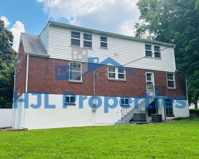 Building Photo - Beautiful Large Home in Donelson!