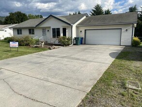 Building Photo - 624 Maple Pl