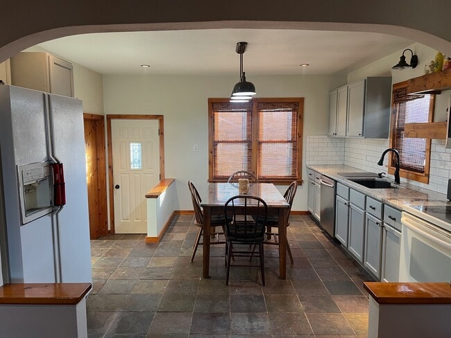 Building Photo - 812 Fremont St