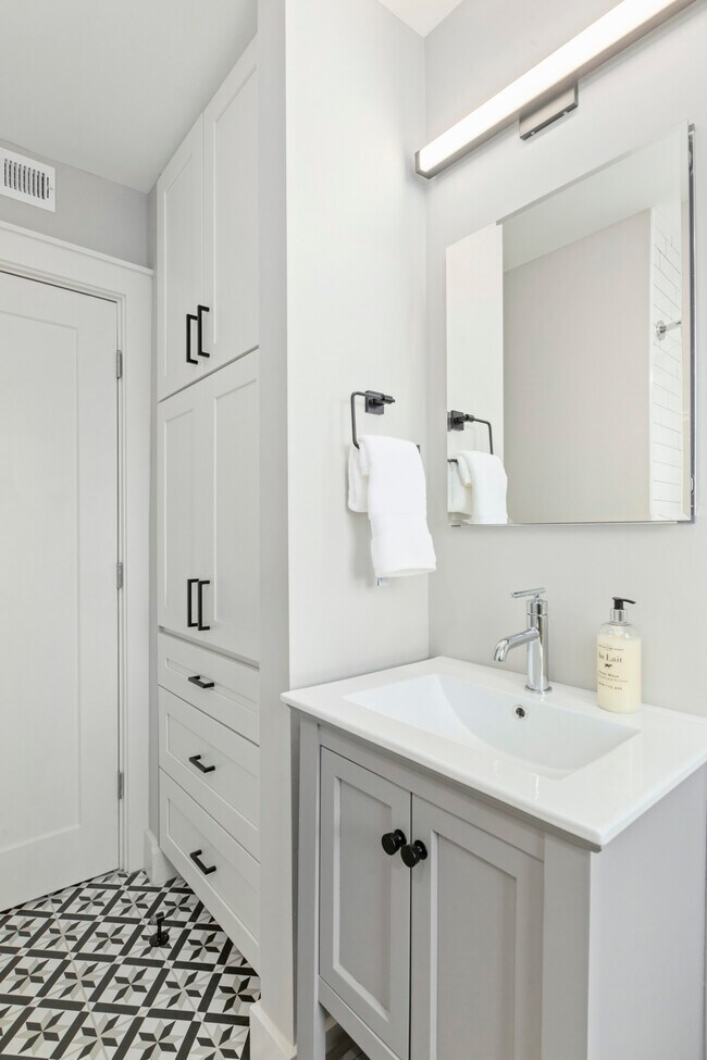 Building Photo - The Square on Delmar