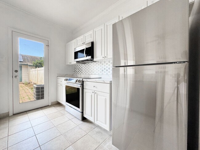 Foto del edificio - Pet Friendly Ewa Beach Townhouse with Cent...