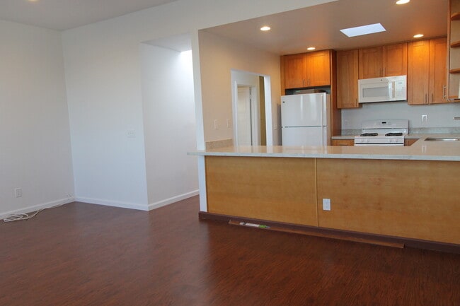 Building Photo - EPIC REA - Top Floor Unit - Panoramic View...