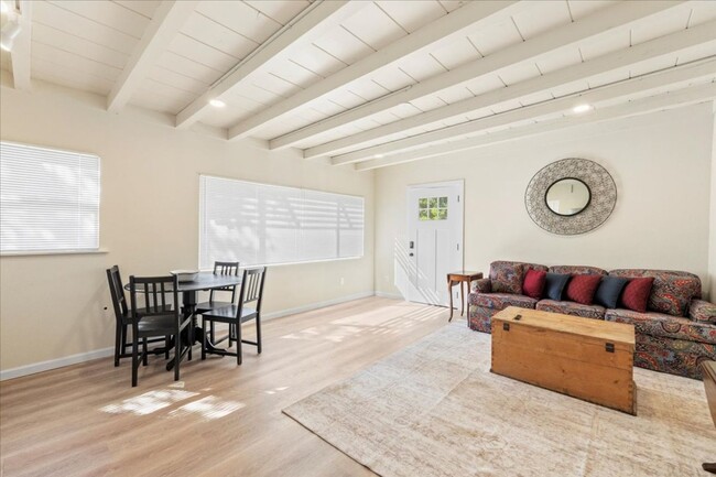 Foto del edificio - 272 W Carmel Valley Rd