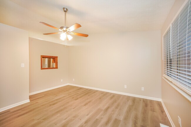 Building Photo - 711 Shady Creek Dr