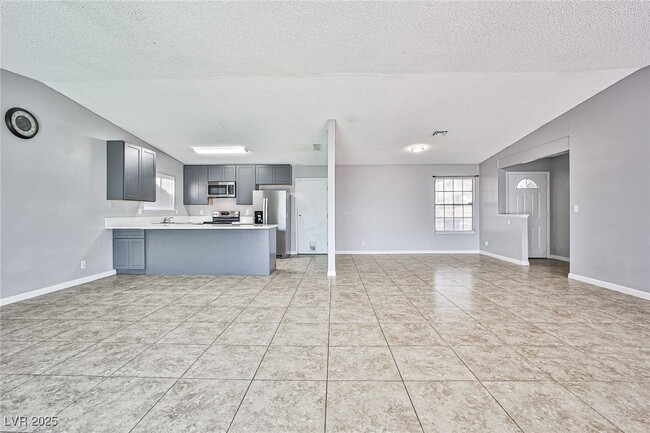 Building Photo - 4652 Troy Pl