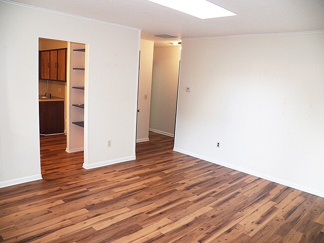 Living - 4005 Cleveland Rd E