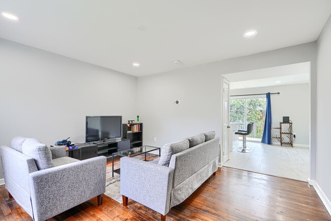 Foto del edificio - 631 Charraway Rd