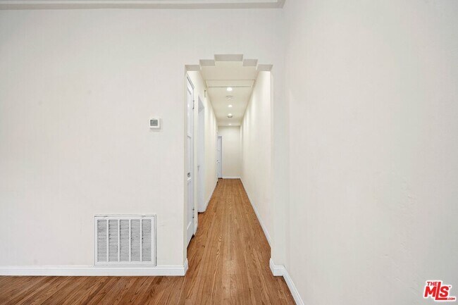 Foto del edificio - 1327 1/2 S Roxbury Dr