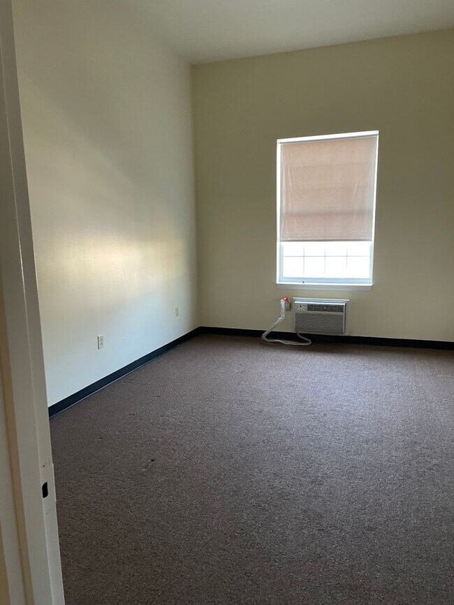 Foto del edificio - Cute 1 Bedroom Apartment in Senior Building