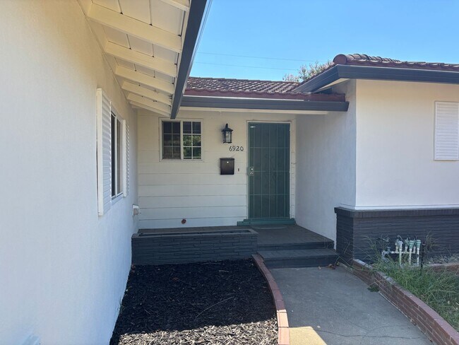 Building Photo - 6920 Maita Cir