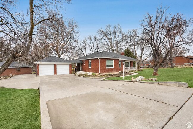 Building Photo - 3272 S Orchard Dr