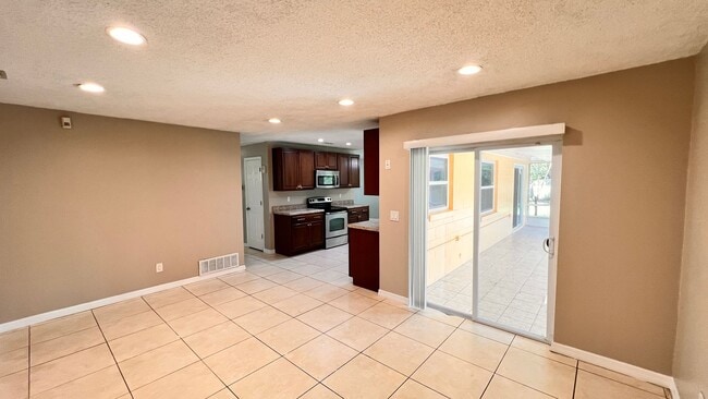Building Photo - Beautiful 4 Bedroom 2 Bath Home!