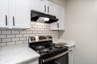 Building Photo - Regal Court Apartments