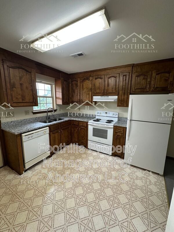 Building Photo - 415 Nelson Dr