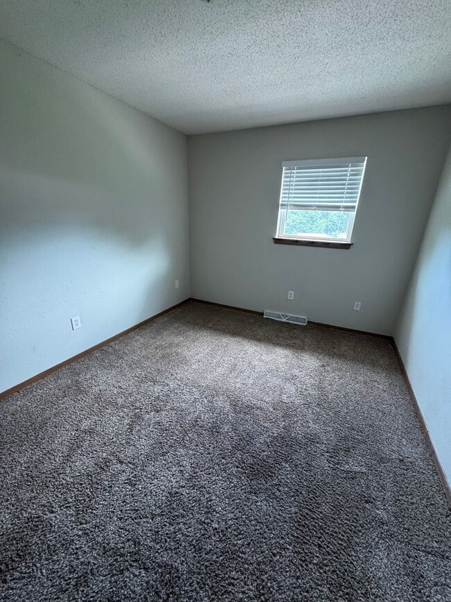 Building Photo - Three Level Condo with Garage