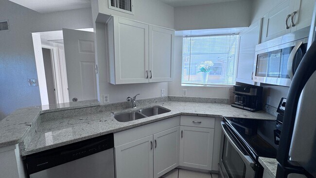 Foto del edificio - Fully Furnished 1BR/1BA Condo Just 3 Block...