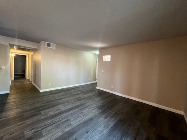Building Photo - Fabulous 3 bedroom  Condo