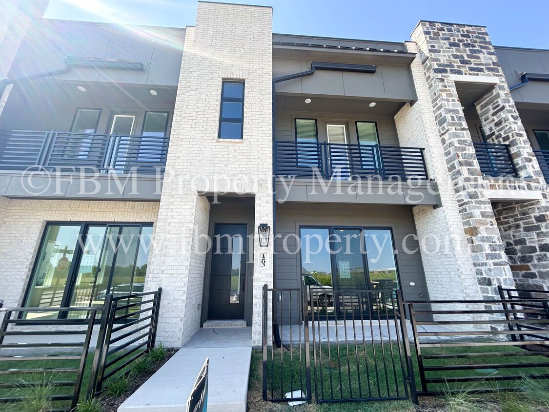 Foto principal - 1203 Doris May Dr