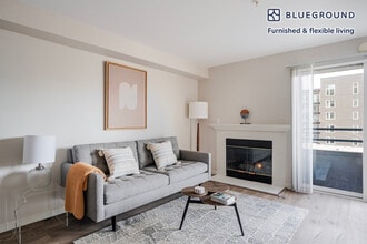 Building Photo - 526 Yale Ave N