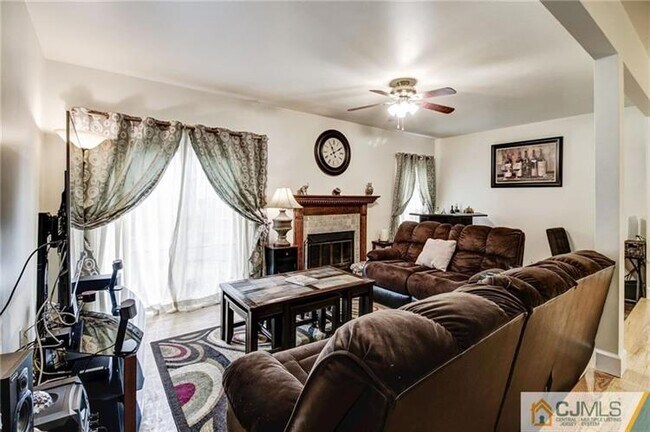 Foto del edificio - 1502 Timber Oaks Rd