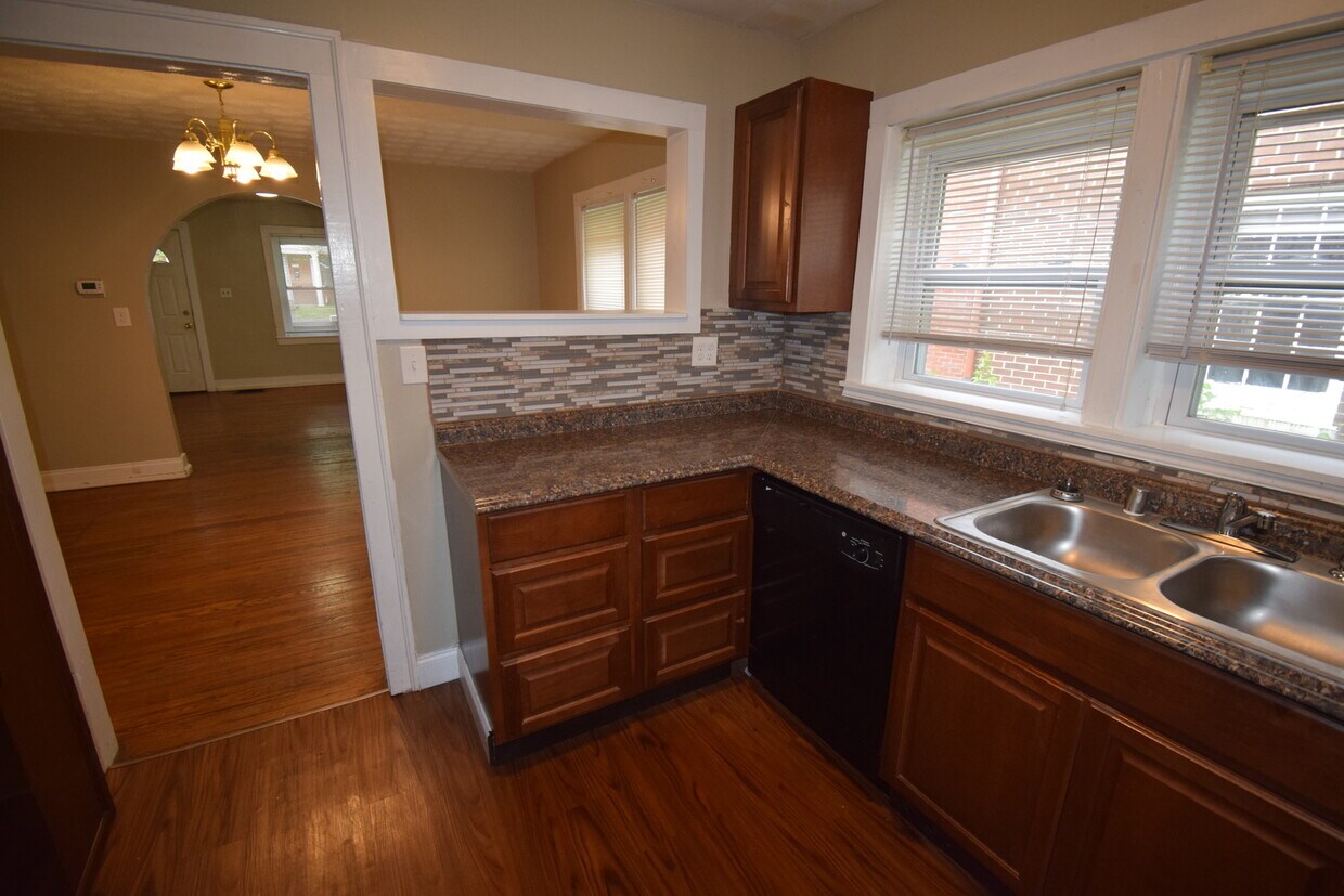 Primary Photo - VIRTUAL SHOWINGS AVAILABLE - Great 4 Bedro...
