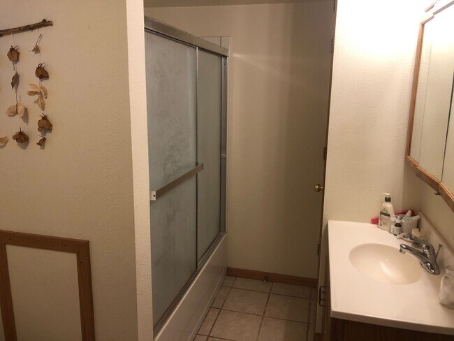 Foto del edificio - 1045 N Ames St