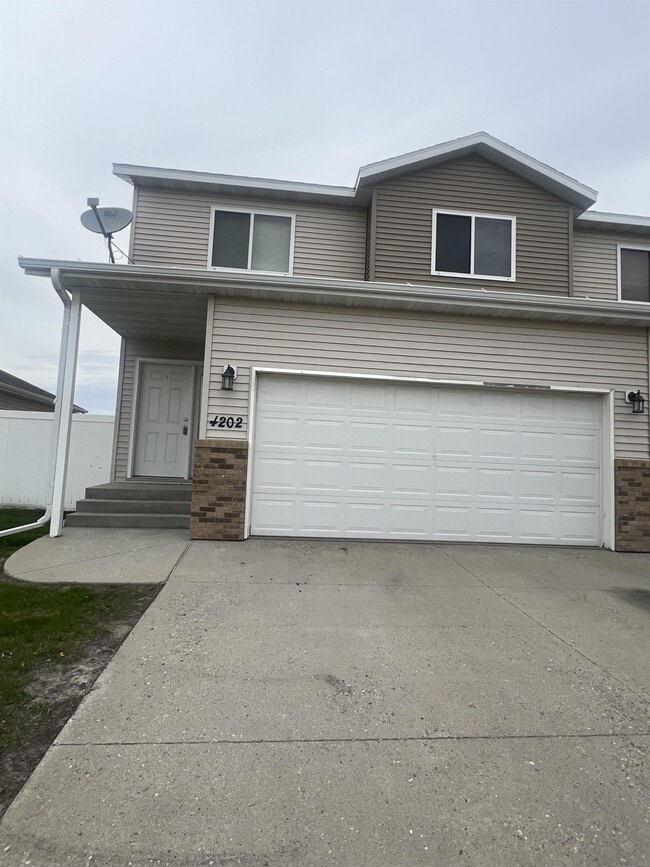 Building Photo - 4202 Estate Dr S
