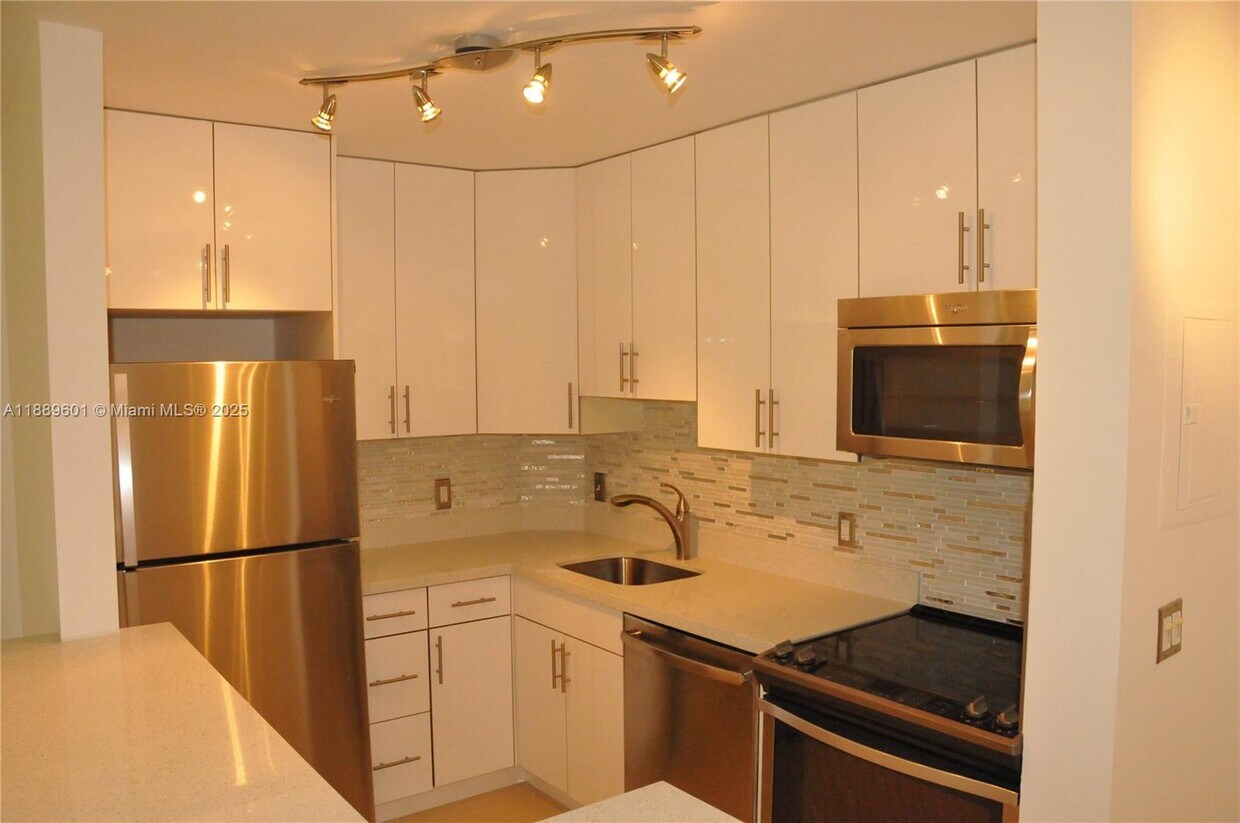 Foto principal - 10765 Cleary Blvd